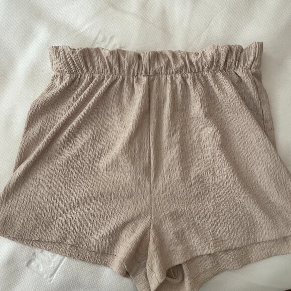 H&M Relaxed Fit Tan Textured Paperbag Shorts Size Medium EUC - Picture 1 of 3